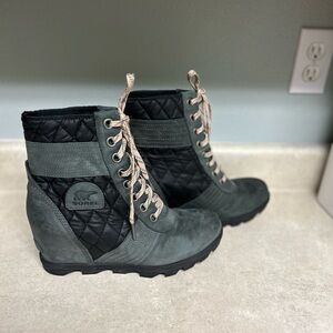 Sorel Joan of Arctic Lexie Gray/green and Black Lace-Up Bootie wedge size 10.5